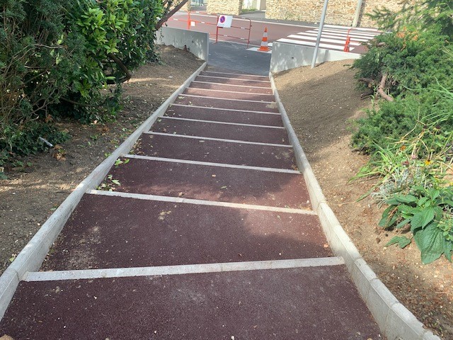 Escalier en enrobé rouge